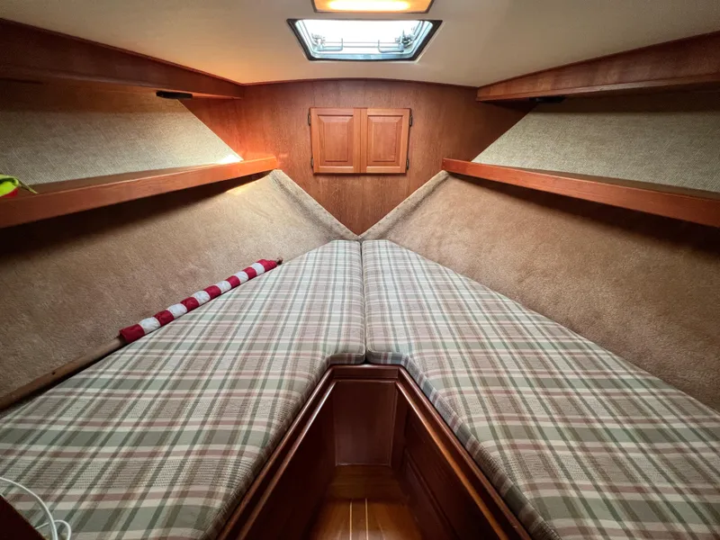 Slide: The Image of Innenraum der Viking 35 Express von 1985 mit gemütlichen Schlafplätzen und Holzverkleidung. - 11