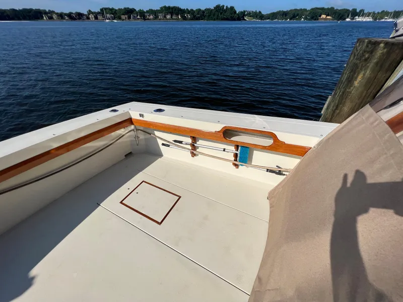 Slide: The Image of Das Bild zeigt das Heck eines Bootes mit Holzverkleidung und einem Blick auf das Wasser. - 29
