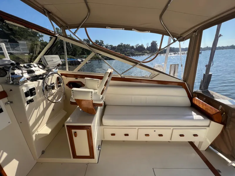 Slide: The Image of Das Bild zeigt das Cockpit einer Viking 35 Express von 1985 mit einem weißen Sitzbereich und einem Steuerrad. - 22