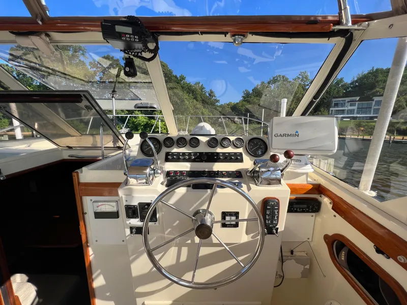 Slide: The Image of Das Cockpit einer Viking 35 Express von 1985 mit einem Steuerrad und verschiedenen Instrumenten. - 16