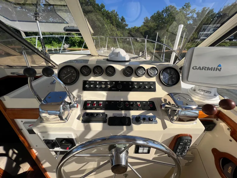 Slide: The Image of Das Cockpit einer Viking 35 Express von 1985 mit Steuerung und Garmin-Gerät. - 17