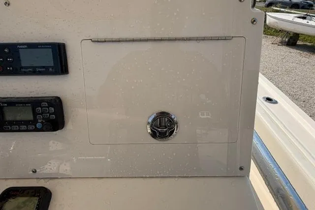 Slide: The Image of Control panel of a 2007 Parker 23 SE boat with electronic displays. - 14