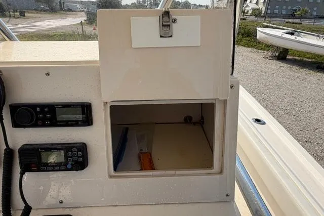 Slide: The Image of 2007 Parker 23 SE boat console with storage compartment and radio equipment. - 15
