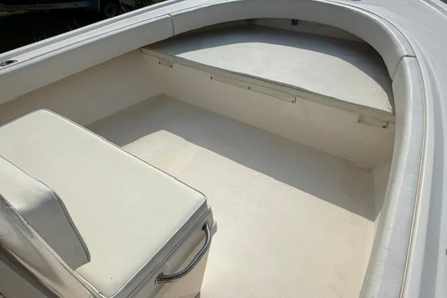 Slide: The Image of 2007 Parker 23 SE boat interior with white seating and spacious deck area. - 19