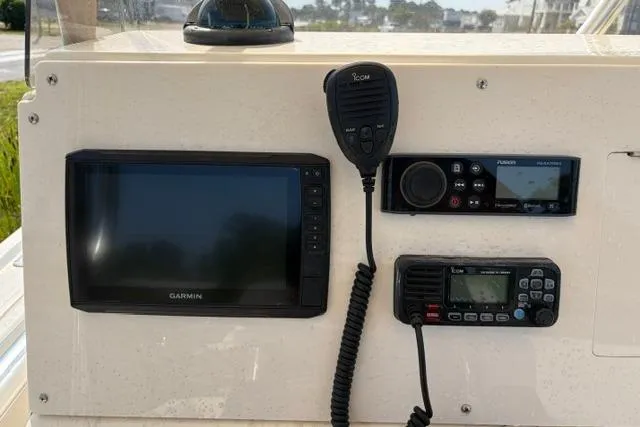 Slide: The Image of Control panel of a 2007 Parker 23 SE boat with Garmin and Icom devices. - 20
