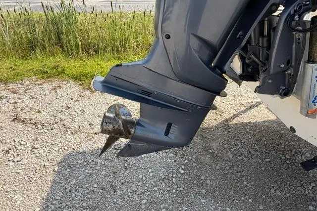 Slide: The Image of Outboard motor of a 2007 Parker 23 SE boat on gravel surface. - 3