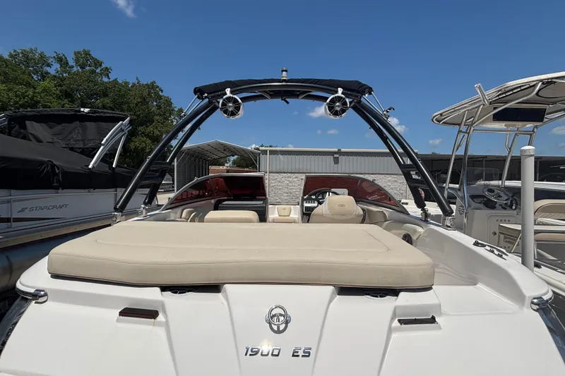 Slide: The Image of 2018 Regal 1900 ES Bowrider boat with sleek design and spacious seating. - 7