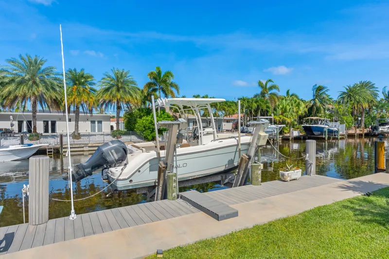 The Image of Robalo R222 Center Console 2017 - undefined