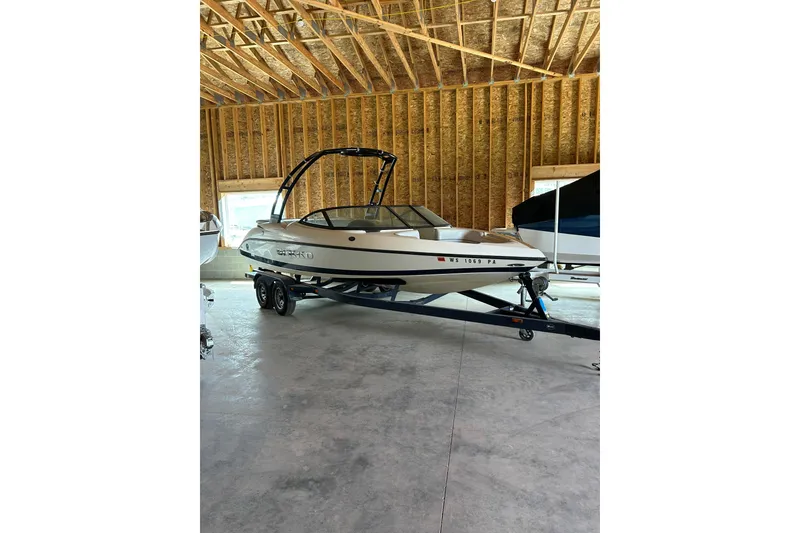 The Image of 2001 Gekko G3 boat on trailer in a wooden garage. - 0