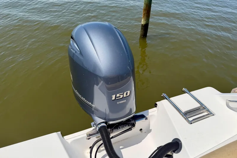 Slide: The Image of 2016 Sportsman Heritage 211 Center Console with Yamaha 150 outboard motor on water. - 15
