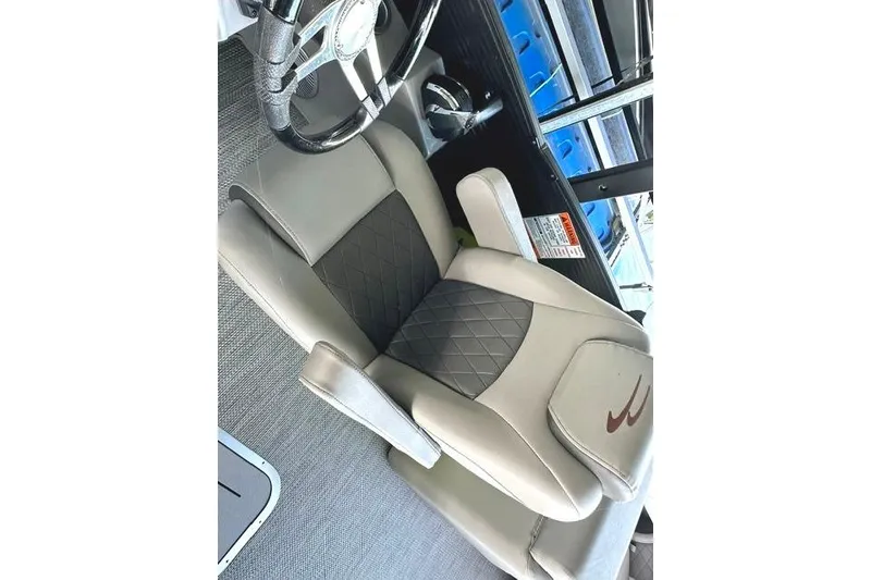 Slide: The Image of Captain's seat of 2021 Bennington L Bowrider 25 Quad Bench, featuring elegant design and comfort. - 10