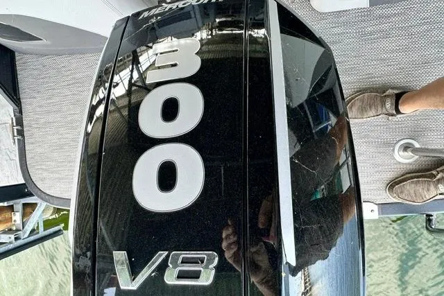 Slide: The Image of Mercury 300 V8 engine on a 2021 Bennington L Bowrider 25 Quad Bench boat. - 13