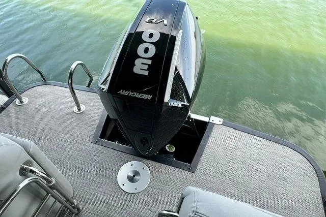 Slide: The Image of 2021 Bennington L Bowrider 25 Quad Bench with Mercury 300 outboard engine on water. - 16