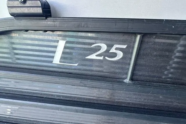 Slide: The Image of Bennington L Bowrider 25 Quad Bench, 2021 model, close-up of L 25 emblem. - 21