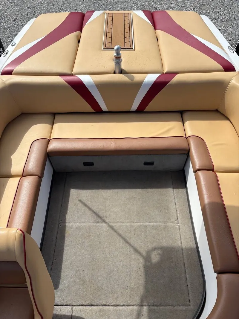 Slide: The Image of The image shows the cushioned stern of a 2006 Moomba Mobius LSV. - 15