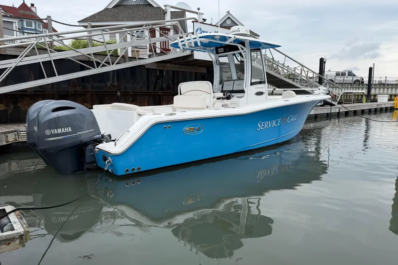 Slide: The Image of 2020 Sea Hunt Ultra 275 SE boat docked with Yamaha outboard motor. - 5