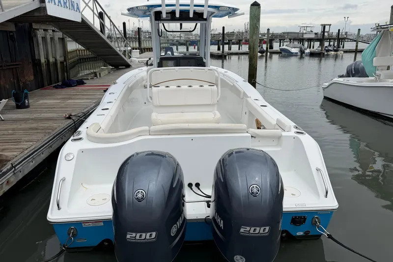 Slide: The Image of 2020 Sea Hunt Ultra 275 SE boat docked with twin Yamaha 200 engines. - 7