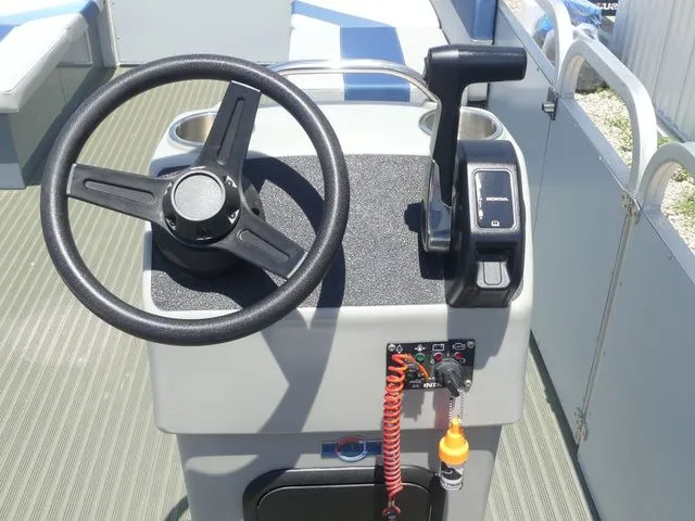 Slide: The Image of LAKER PONTOONS 714 2024 - 22
