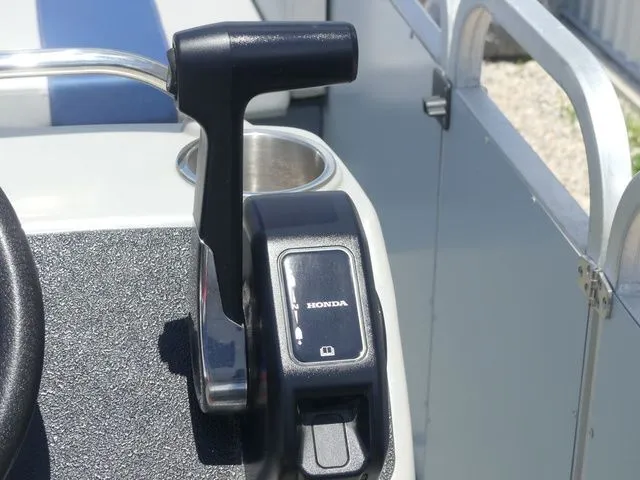 Slide: The Image of LAKER PONTOONS 714 2024 - 23