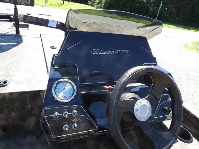 Slide: The Image of Crestliner XF 189 2026 - 23