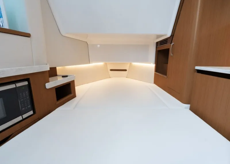 Slide: The Image of Regal 34 SAV 2027 - 65