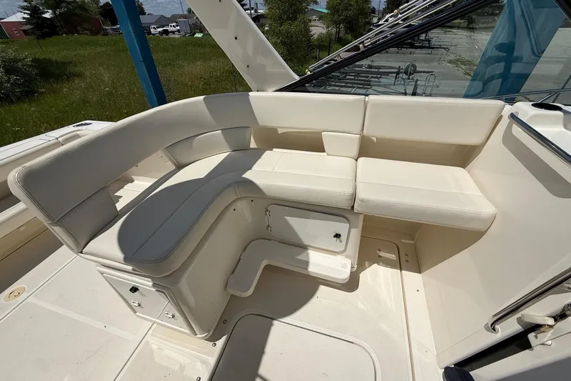 Slide: The Image of 1995 Tiara Yachts 3100 Open boat with cream-colored seating and storage compartments. - 16