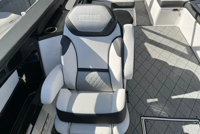 Slide: The Image of 2021 Yamaha Boats 275SD captain's chair with sleek, modern design and comfortable upholstery. - 36