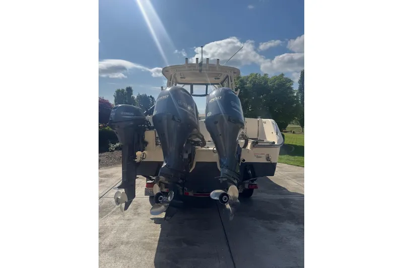 Slide: The Image of 2020 Grady White 275 Freedom boat with twin Yamaha outboard motors. - 18