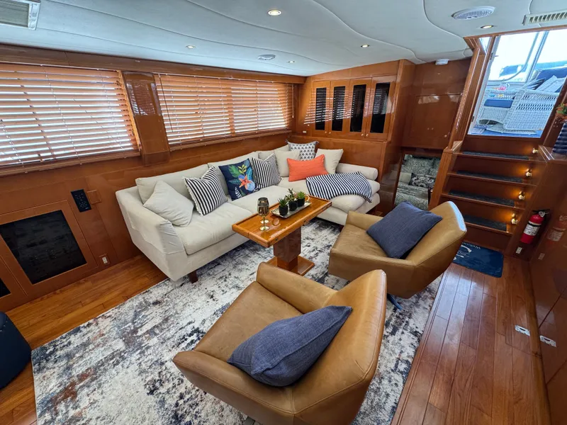 Slide: The Image of Interior of the 2002 Jefferson Rivanna 50 Sundeck MY with cozy seating area. - 32