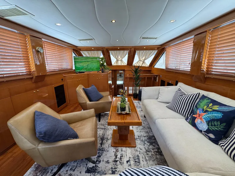 Slide: The Image of Interior of the 2002 Jefferson Rivanna 50 Sundeck MY with cozy seating and decor. - 34
