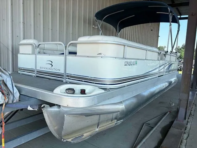 The Image of Bennington 2250LX 2002 - 1