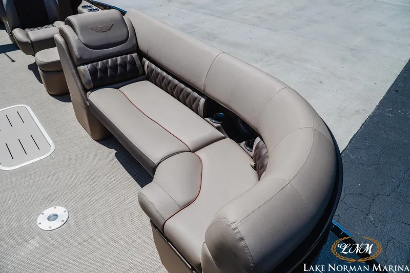 Slide: The Image of Luxurious seating on 2024 Bennington 24LXSFB pontoon boat at Lake Norman Marina. - 18
