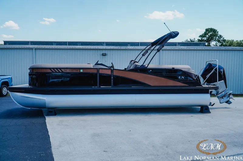 The Image of 2024 Bennington 24LXSFB pontoon boat at Lake Norman Marina, featuring sleek design and modern amenities. - 1