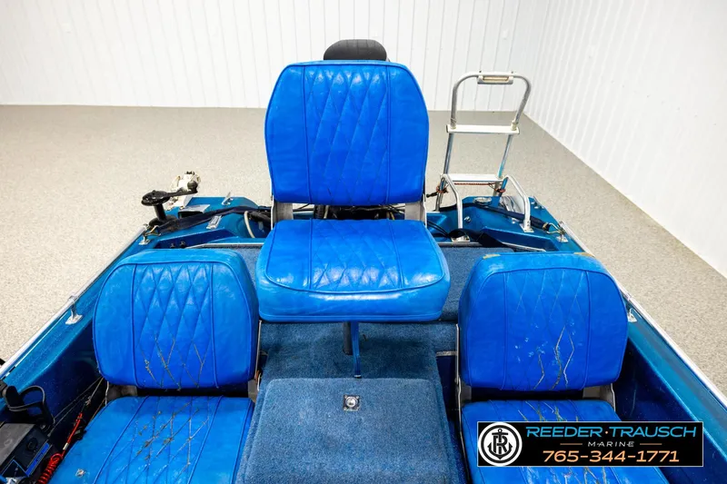 Slide: The Image of 1980 Ranger 175 VS boat with blue seats and marine equipment. - 16