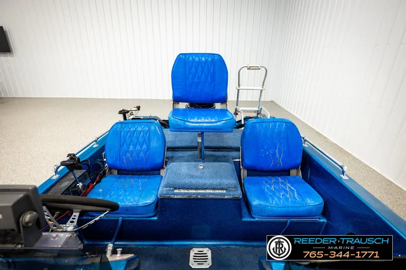 Slide: The Image of 1980 Ranger 175 VS boat interior with blue seats and steering console. - 19