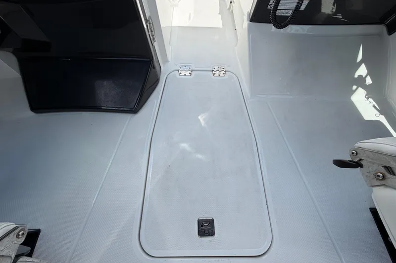 Slide: The Image of The image shows the deck area of a 2015 Monterey 288SS Super Sport boat. - 29