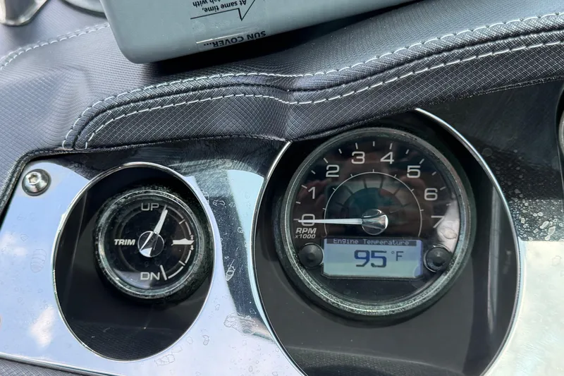 Slide: The Image of Dashboard of 2015 Monterey 288SS Super Sport showing engine temperature at 95°F. - 34