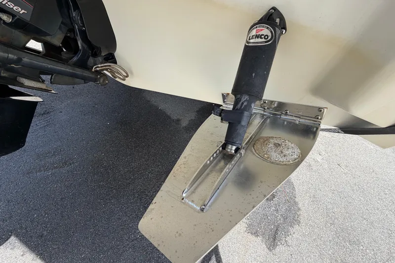 Slide: The Image of Trim tab and motor of a 2015 Monterey 288SS Super Sport boat. - 6