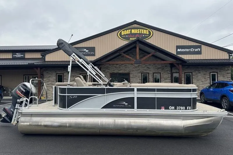 Slide: The Image of 2019 Bennington 20 SLM pontoon boat parked outside Boat Masters dealership. - 11