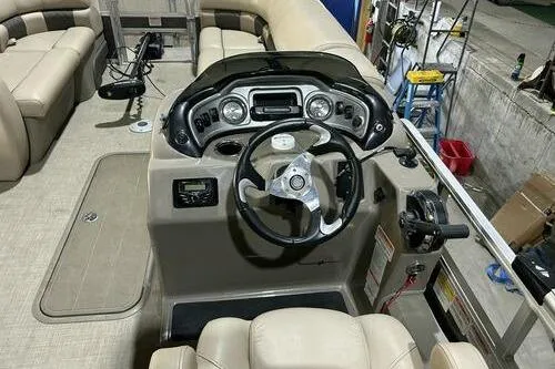 Slide: The Image of Interior view of 2022 Sun Tracker SportFish 22 XP3 boat with steering console. - 8