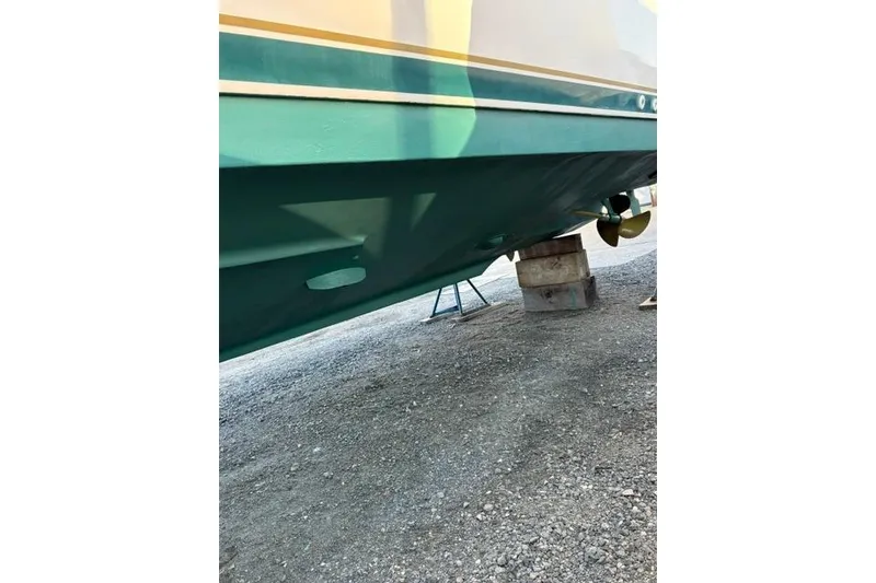 Slide: The Image of 1996 Pursuit 3000 Offshore boat hull and propeller on dry dock. - 16