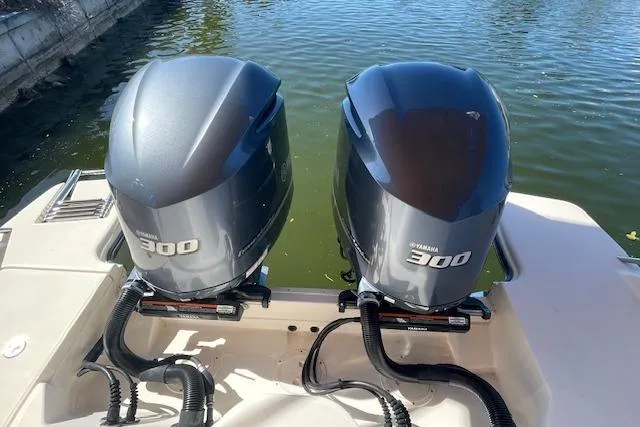 Slide: The Image of Twin Yamaha 300 engines on a 2021 Grady-White Freedom 325 boat. - 17