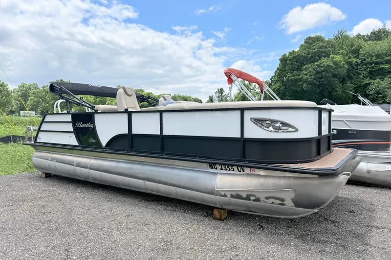 The Image of Bentley Pontoons 220 Elite Rear Lounger 2023 - undefined