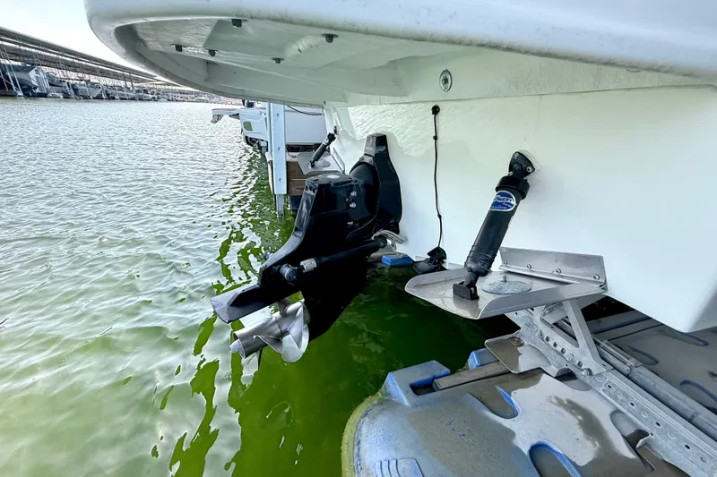 Slide: The Image of 2013 Sea Ray 260 Sundeck boat stern with outboard motor in marina. - 25