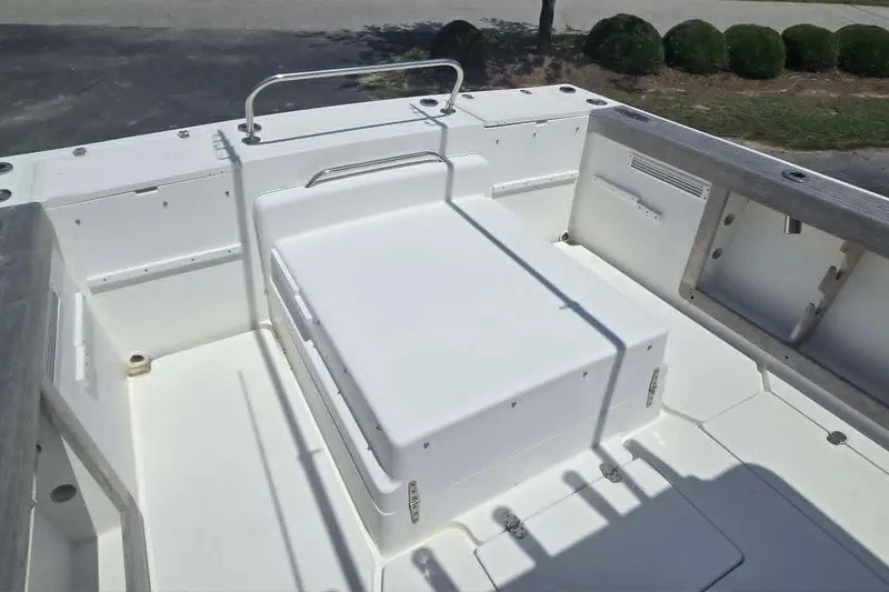 Slide: The Image of 2003 True World Marine 286 boat deck with seating and storage compartments. - 20