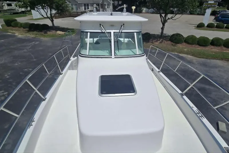 Slide: The Image of 2003 True World Marine 286 boat, top view, showcasing deck and cabin design. - 6