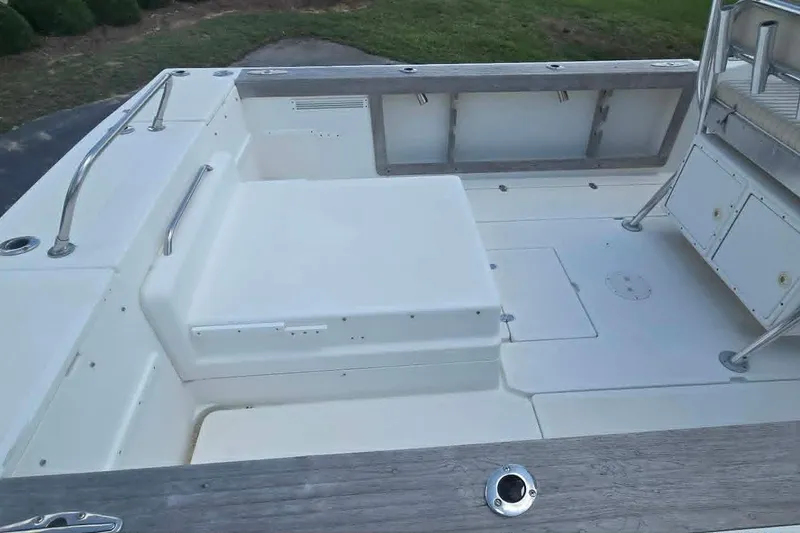 Slide: The Image of 2003 True World Marine 286 boat deck with seating and storage compartments. - 19