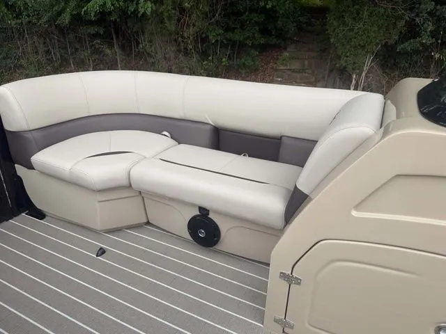 Slide: The Image of Bentley Pontoons Legacy 223 Swingback 2026 - 15