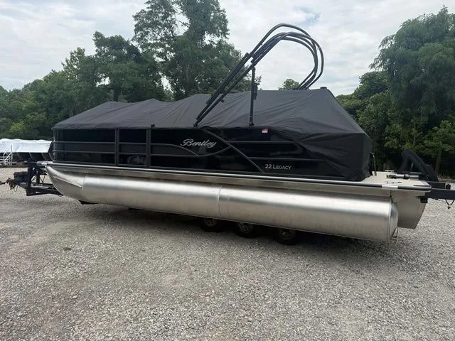 Slide: The Image of Bentley Pontoons Legacy 223 Swingback 2026 - 3