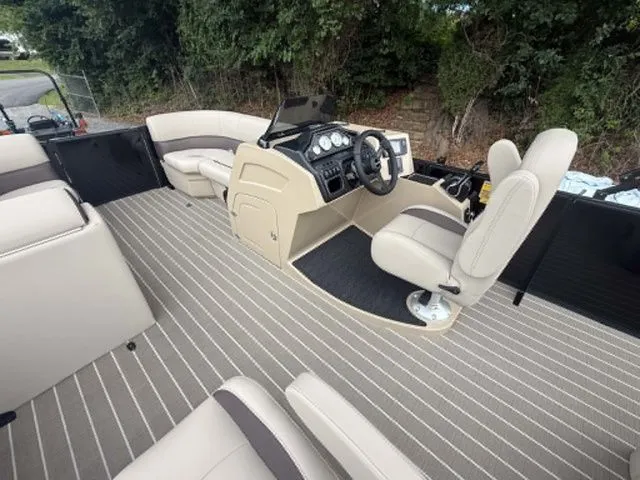 Slide: The Image of Bentley Pontoons Legacy 223 Swingback 2026 - 9